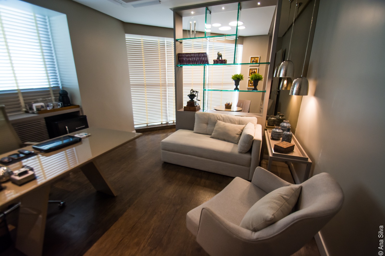 Ambiente moderno com drywall, painel de TV e iluminação embutida